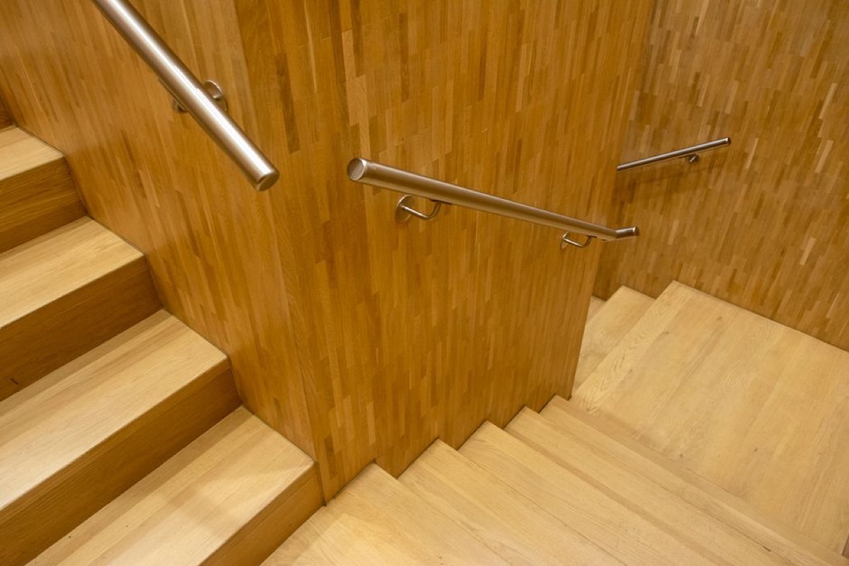 Garde-corps d'escalier intérieur : normes, matériaux et style