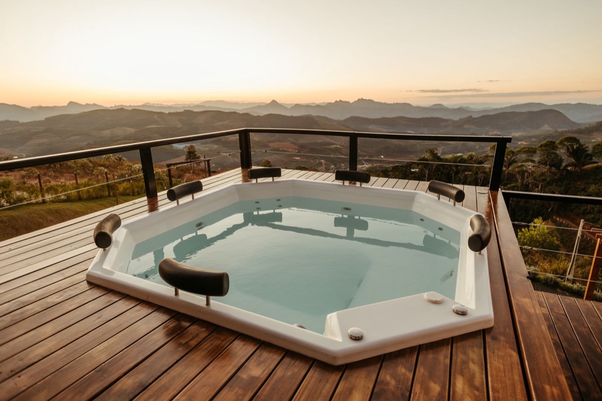 Spa et jacuzzi extérieur : implantation, raccordements, sécurité